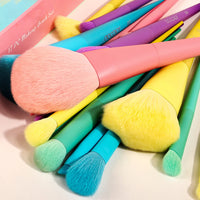 Dreaming of Unicorns - 17 Piece Pastel Makeup Brush Set [docolor]